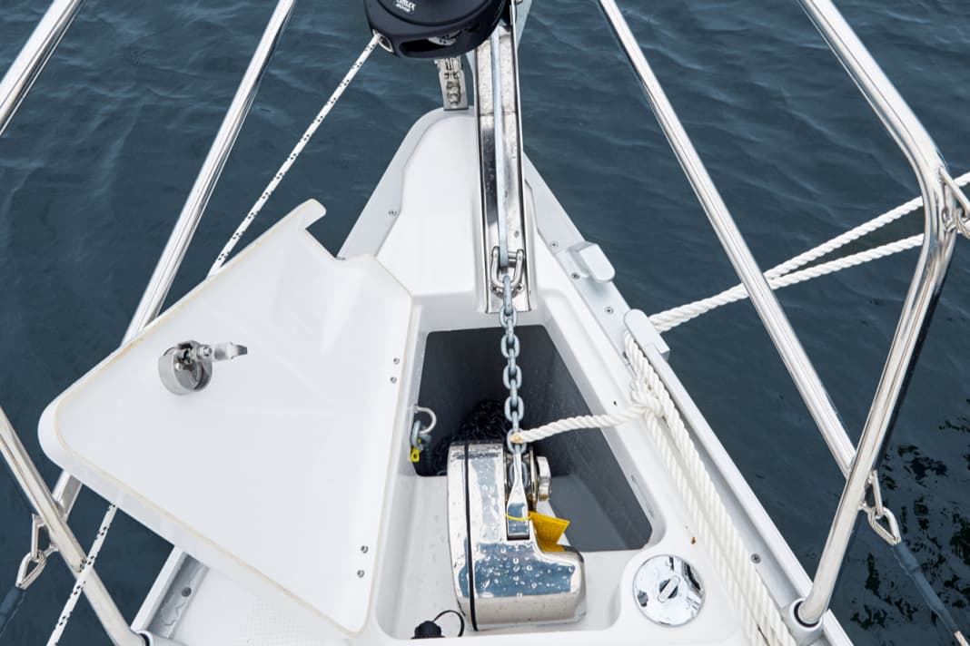 Bavaria Cruiser 33: Der Ankerkasten ist tief genug, damit die Kette gut fällt. Der Bugkorb ragt nach vorn heraus und dient damit auch als sichere Festhaltemöglichkeit, wenn man auf den Steg oder an Bord übersteigen will