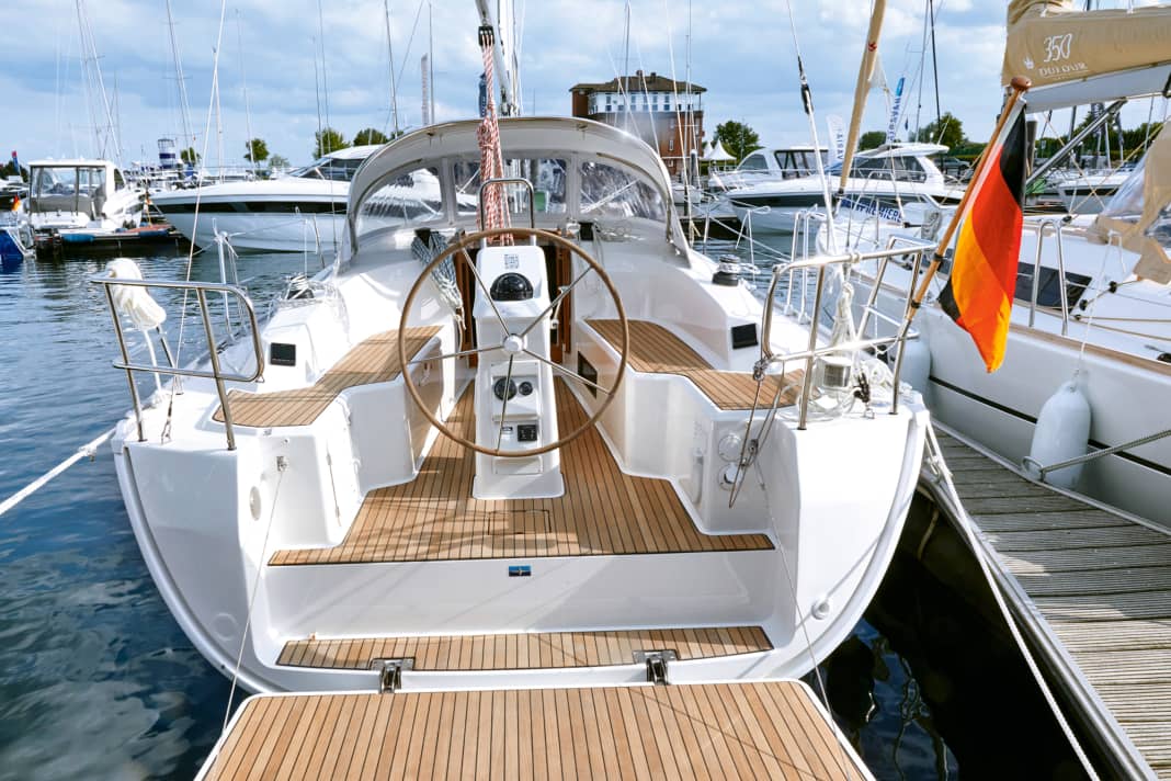 Bavaria Cruiser 33: Despite its only moderately wide stern (3.09 metres at the upper edge), the Bavaria offers the largest bathing platform, with an exemplary folding mechanism. However, the bathing ladder is stowed in the cockpit locker