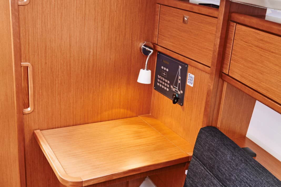 Bavaria Cruiser 33: The navigation is so small that it could have been omitted altogether - a flexible solution would be nice here