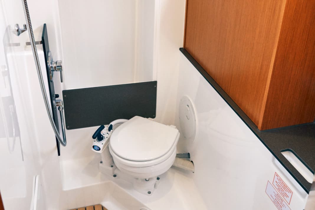 Bavaria Cruiser 33: nella toilette del Bavaria c'è un armadio aperto per le cerate e molto spazio per la doccia.