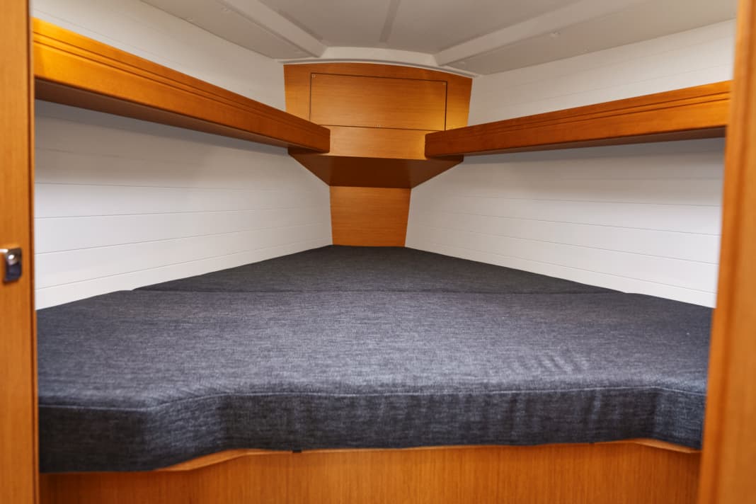 Bavaria Cruiser 33: Generously dimensioned bunk in the foredeck. However, the footwell is cramped
