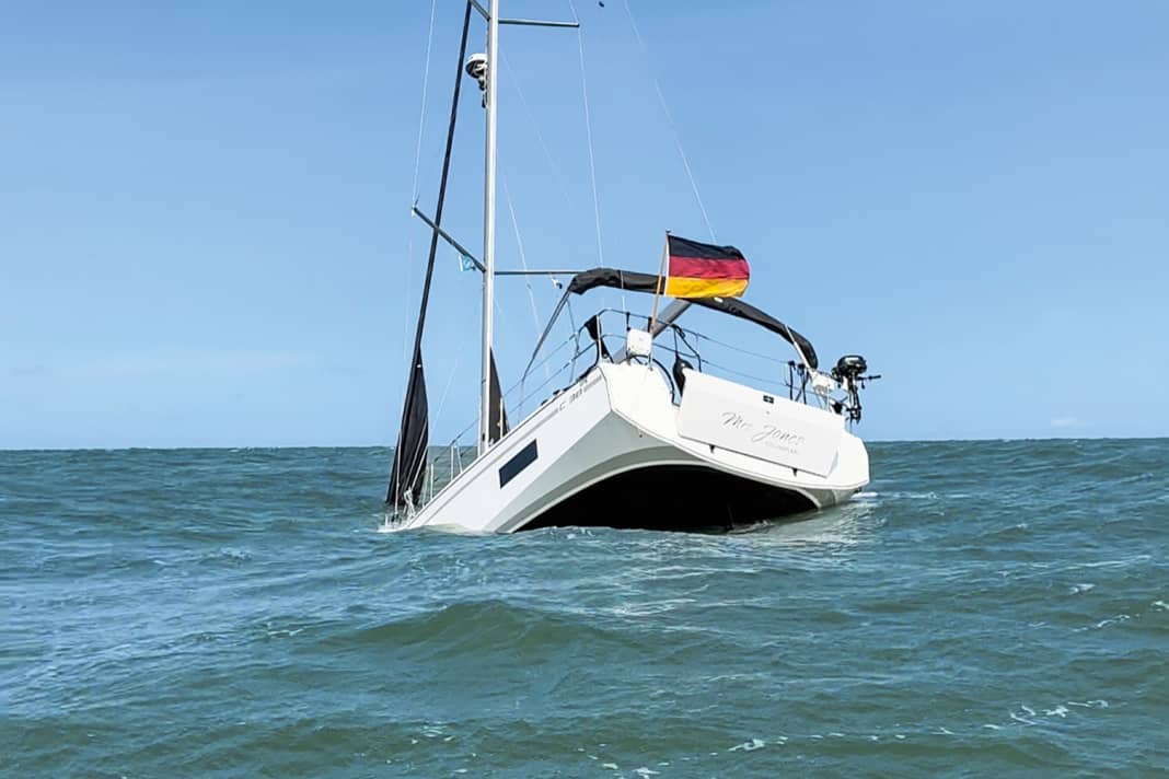 Die „Mrs. Jones“ sank im Juli nach Wassereinbruch im Bugbereich. Die Crew floh in die Rettungsinsel