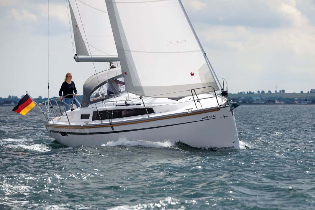 Bavaria Cruiser 34: importante imbarcazione di riferimento nella classe dei dieci metri di lunghezza dello scafo. Lo yacht di Giebelstadt ha un layout di coperta molto semplice. È il concorrente più favorevole al confronto. Lunghezza scafo 9,99 m; larghezza 3,42 m; peso 5,3 tonnellate; a partire da 142.680 euro.