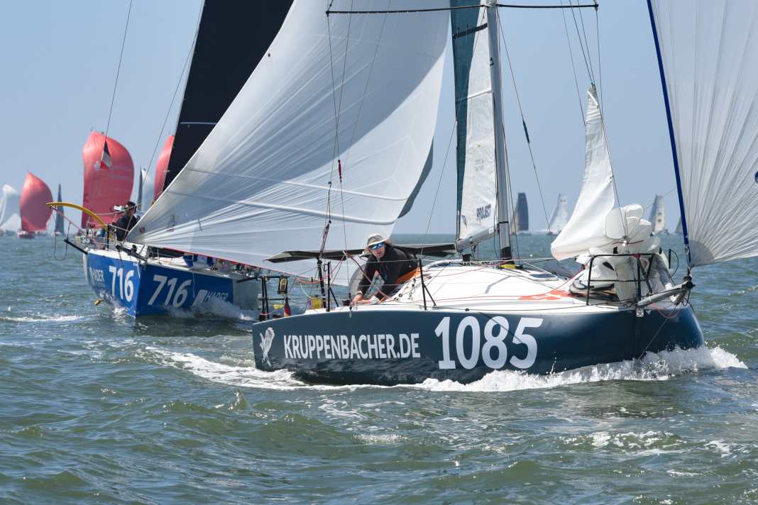 Lo skipper di "Monoka" Hendrik Lenz con il suo Vector "Monoka" e il numero 1085.