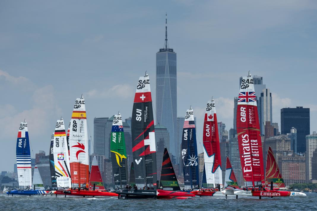 La flotta guidata dall'Emirates Great Britain SailGP Team davanti al Canada SailGP Team e allo USA SailGP Team passa davanti al One World Trade Centre e allo skyline della città di New York durante il secondo giorno di regate del Mubadala New York Sail Grand Prix a New York, USA.