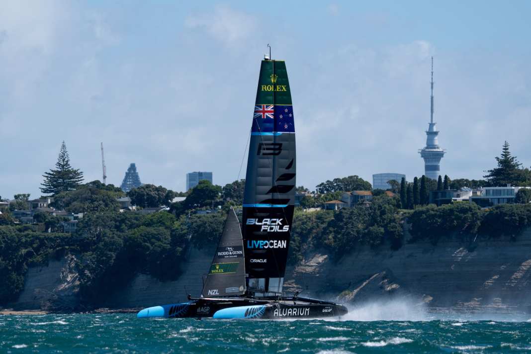 Les "Black Foils" de Peter Burling se sont entraînés lundi sur leur terrain d'origine avec les nouveaux T-Foils.