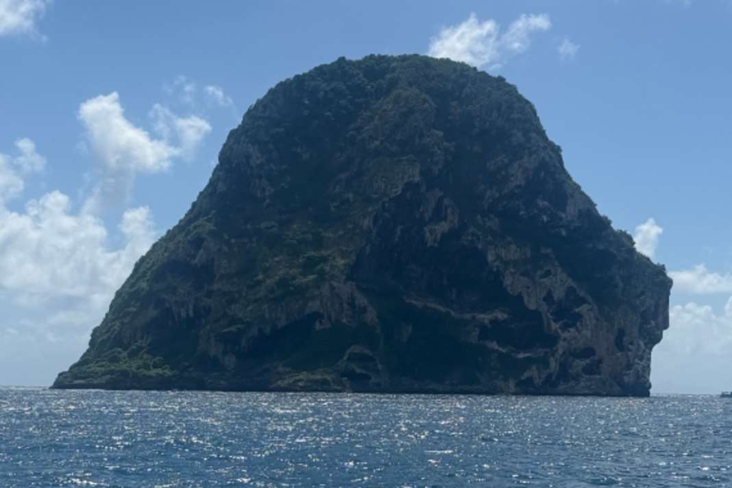 L'immagine della roccia diamantata al largo della Martinica proviene da bordo dell'Imoca "FDJ United - WeWise", che Fabrice Amedeo e Andreas Baden hanno portato al traguardo al 16° posto tra gli Imoca.