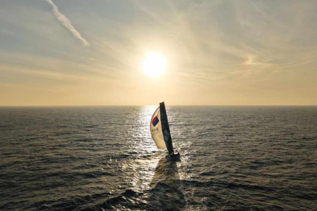 Con i saluti d'oro dei finalisti Imoca Conrad Colman e Mathieu Blanchard su "MSIG Europe"...