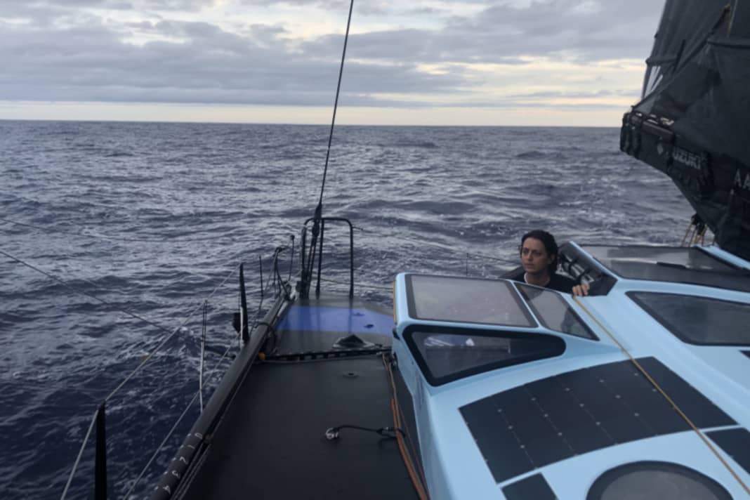 Courageuse, déterminée et très intelligente : la skipper de "Teamwork-net" et échappée Justine Mettraux n'était pas encore battue à deux jours de la finale Imoca.