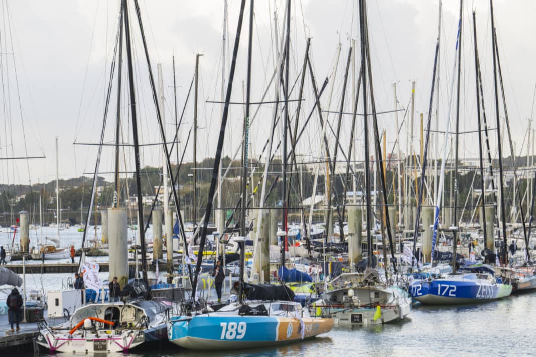 La flotte des Class 40 se protège de la tempête qui s'annonce dans le port de Lorient, La Base. Ici, on peut voir à l'avant le "Sign for Com" allemand de Lennart Burke et Melwin Fink.