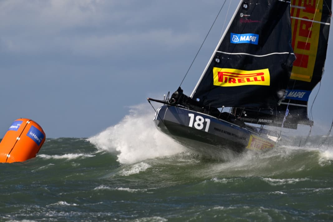 Pour commencer, les survoltés de la Class 40 : Ambrogio Beccaria et Nicolas Andrieu sur "Alla Grande Pirelli".