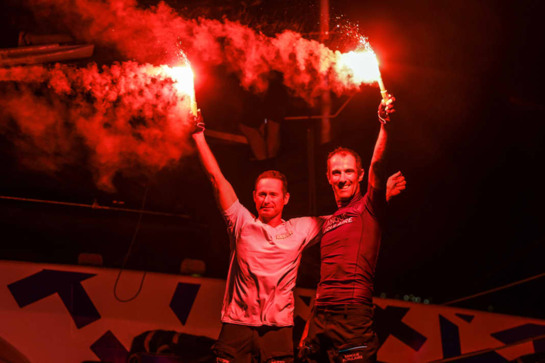 Mit rotem Leuchtfeuer feiern Armel Le Cléac'h und Sébastien Josse ihren Triumph im Transat Jacques Vabre
