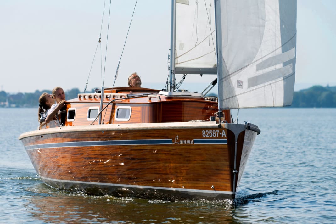 Il dinghy cruiser è stato dotato di 30 centimetri di bordo libero in più per aumentare lo spazio abitativo.