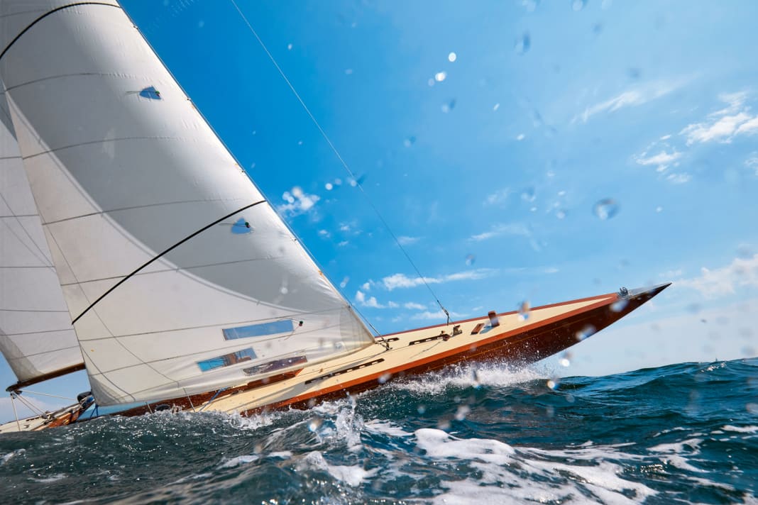 Manca il segno distintivo di uno yacht A&R: l'occhiello ornamentale con la punta.