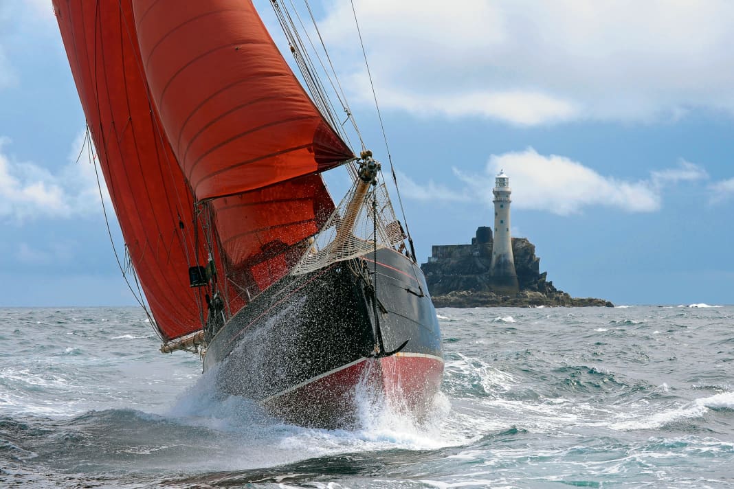 "Jolie Brise" a arrondi le rocher. Le cotre remporte trois fois la Fastnet Race sur tout