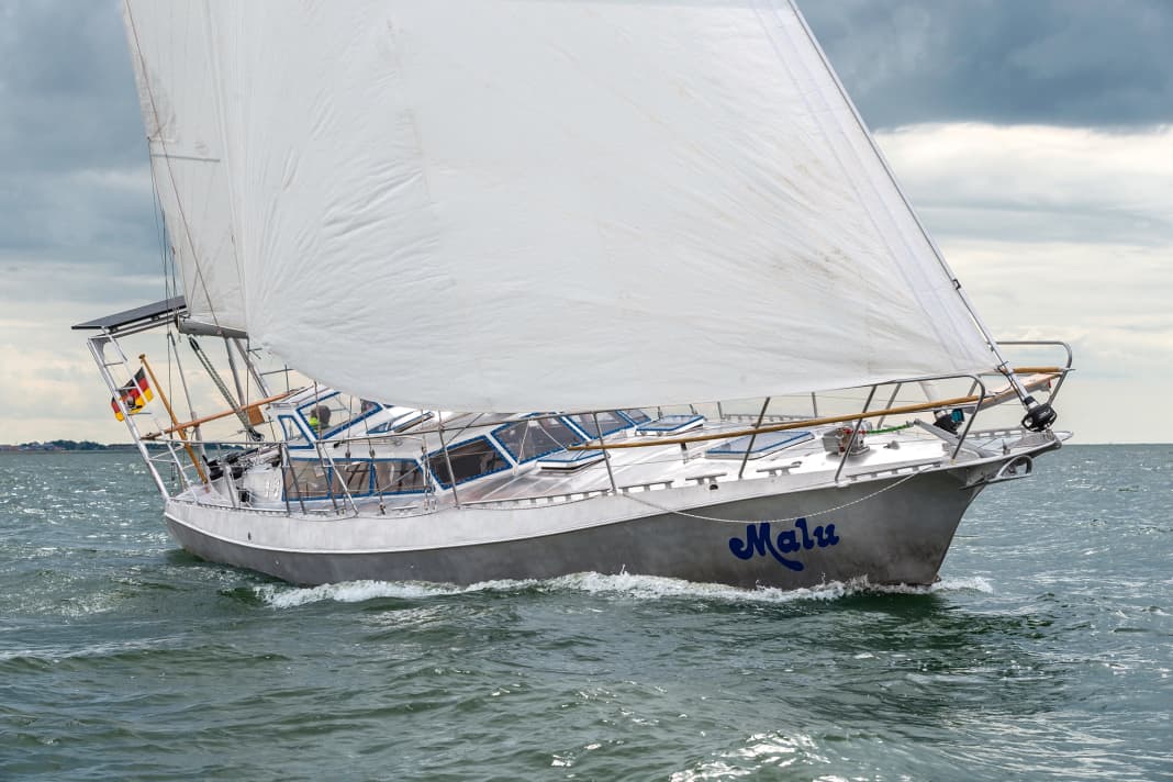 Unter Vollzeug durch Friesland: Die „Malu“ segelt hier unter Groß und Genua übers IJsselmeer. Gemacht ist das Schiff für die große Fahrt