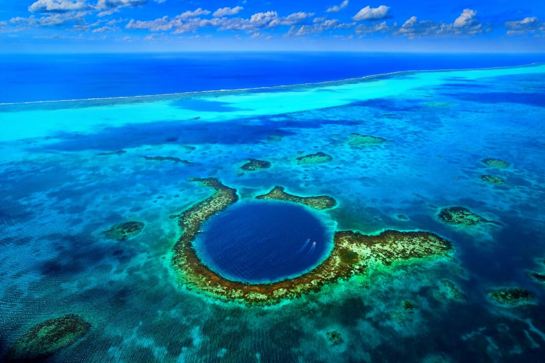 Das Great Blue Hole in Belize ist fast 125 Meter tief. Etwas für erfahrene Taucher