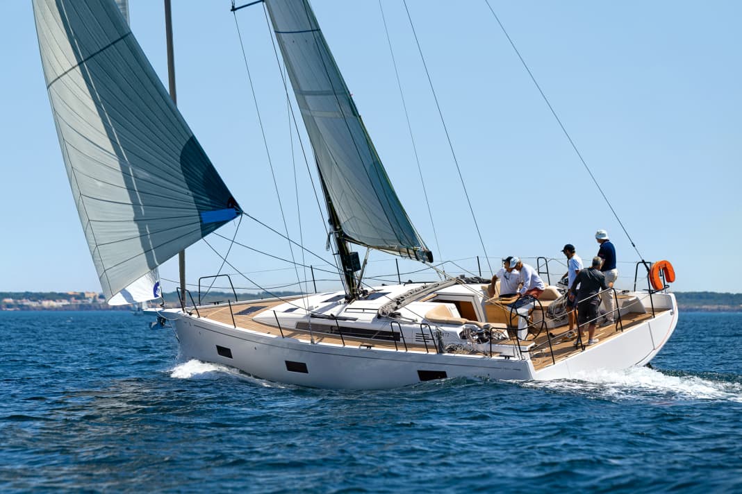 Beneteau First 44: stimmiger Mix aus sportlichen Segeleigenschaften und Tourentauglichkeit. Erhältlich in zwei Ausführungen als Fast Cruiser oder ausgewiesene Regattayacht. Attraktiver Preis. Lüa 13,17 m; Breite 4,25 m; Gewicht 10,5 t; ab 416.620 Euro