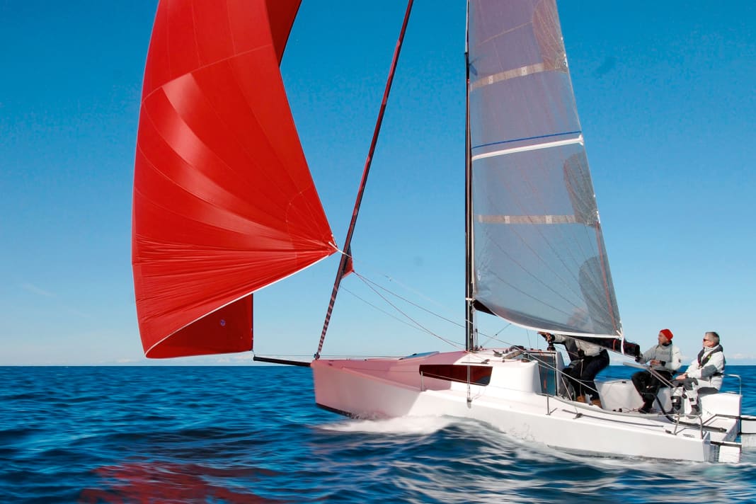 Beneteau First 24. Vielseitiges Crossover-Boot, das sich zum Regattasegeln genauso gut eignet wie zum Touren mit der kleinen Familie und zum Trailern. Die Alleskönnerin wird von Sea­scape in Slowenien gebaut. Rumpflänge 7,30 m; Breite 2,50 m; Gewicht 1,0 t; ab 65.450 Euro