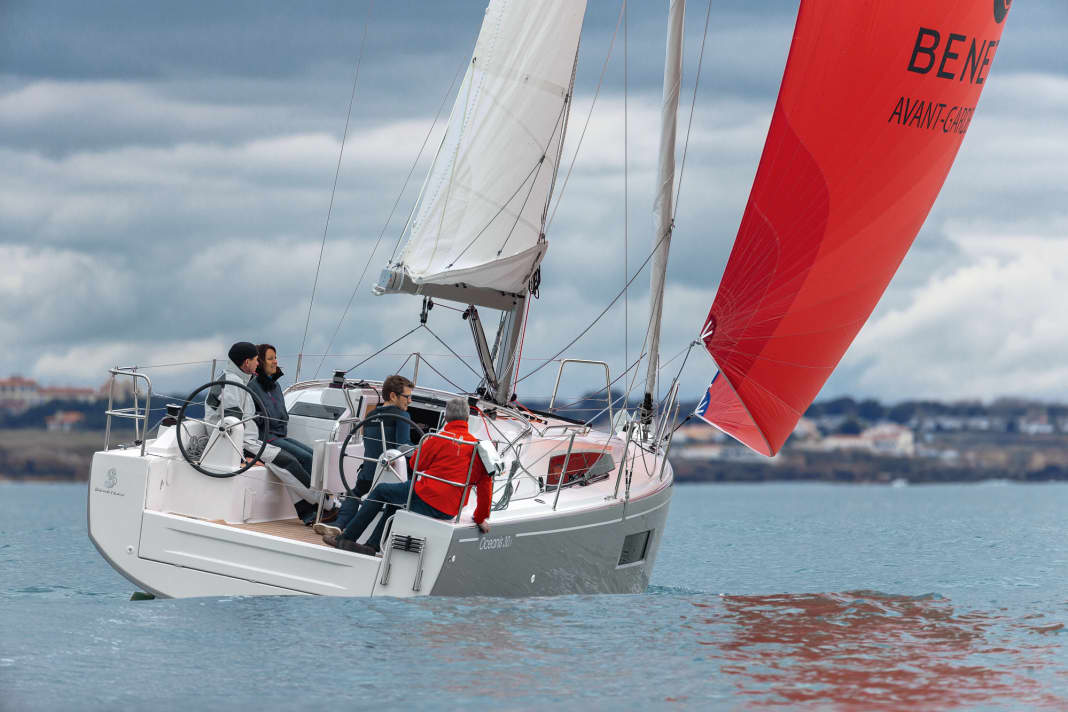 Le gennaker de 70 mètres carrés tire le nouvel Oceanis de Beneteau à travers la houle atlantique au large des Sables d'Olonne, même par vent faible.