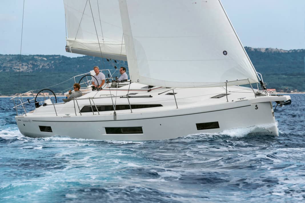 Un volume camouflé. Les longues fenêtres de la superstructure et de la coque allongent l'aspect et confèrent au bateau un certain dynamisme.