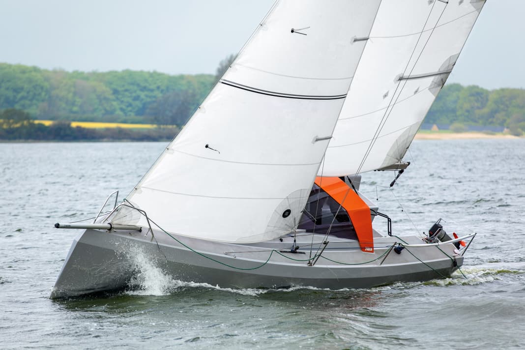 Features: fixed canopy, slopes and edges, wave piercer bow. Many components were still being trialled