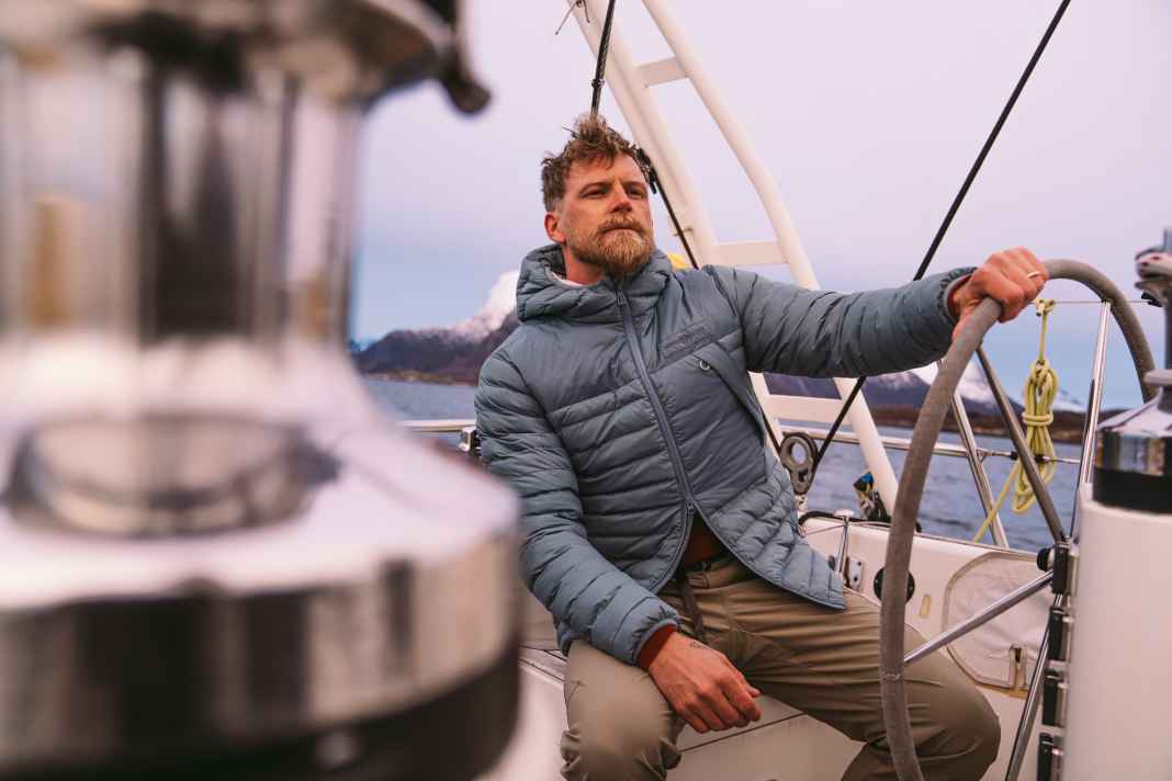 La veste à capuche Bergen de Henri Lloyd est fabriquée à partir de vieux filets de pêche et de bouteilles recyclées.