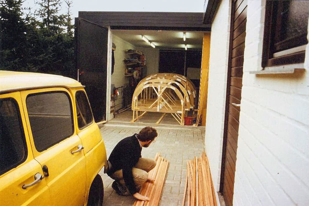 Selbstbau: Das Gerüst steht, die Planken liegen bereit, der R4 muss raus. Der Selbstbau entsteht  in der Garage, fürs Haus bleibt keine Zeit