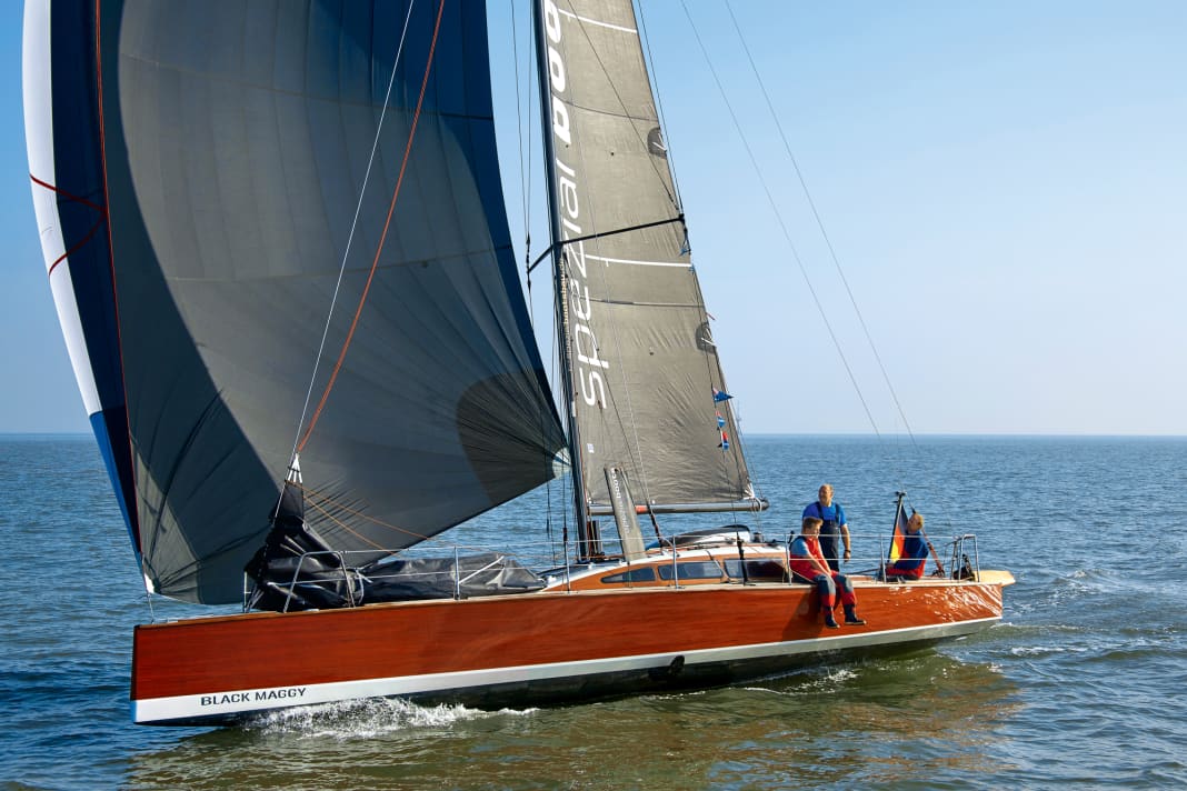 Der Bugspriet wurde sozusagen ins Schiff integriert. Achtern ist der Sprung konkav, vorn konvex