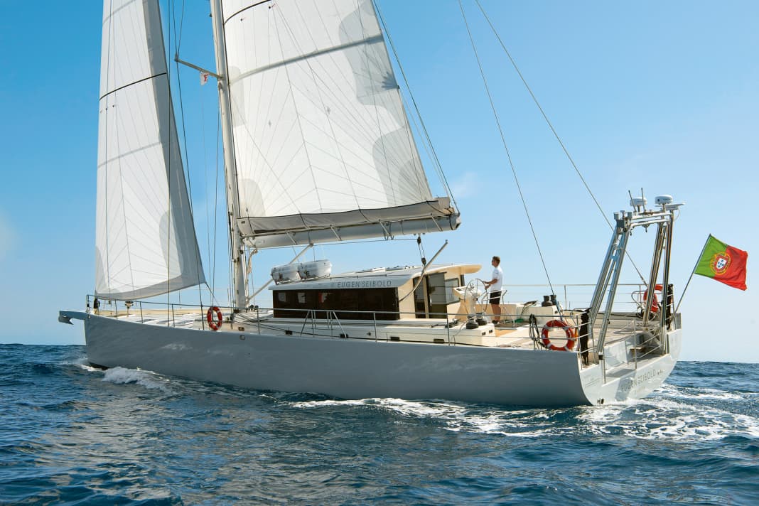 The construction by the Italian Lorenzo Argento is almost 22 metres long, six metres wide and weighs 44 tonnes