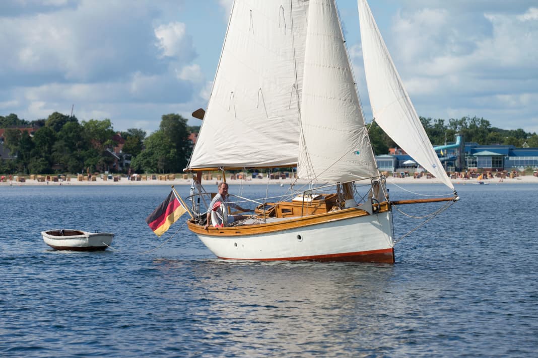 „Firecrest II“ liegt dauerhaft an der Boje vor Eckernförde  und lässt sich nur per Beiboot erreichen. Auf Törn wird das große  geklinkerte Dingi  hinterhergeschleppt
