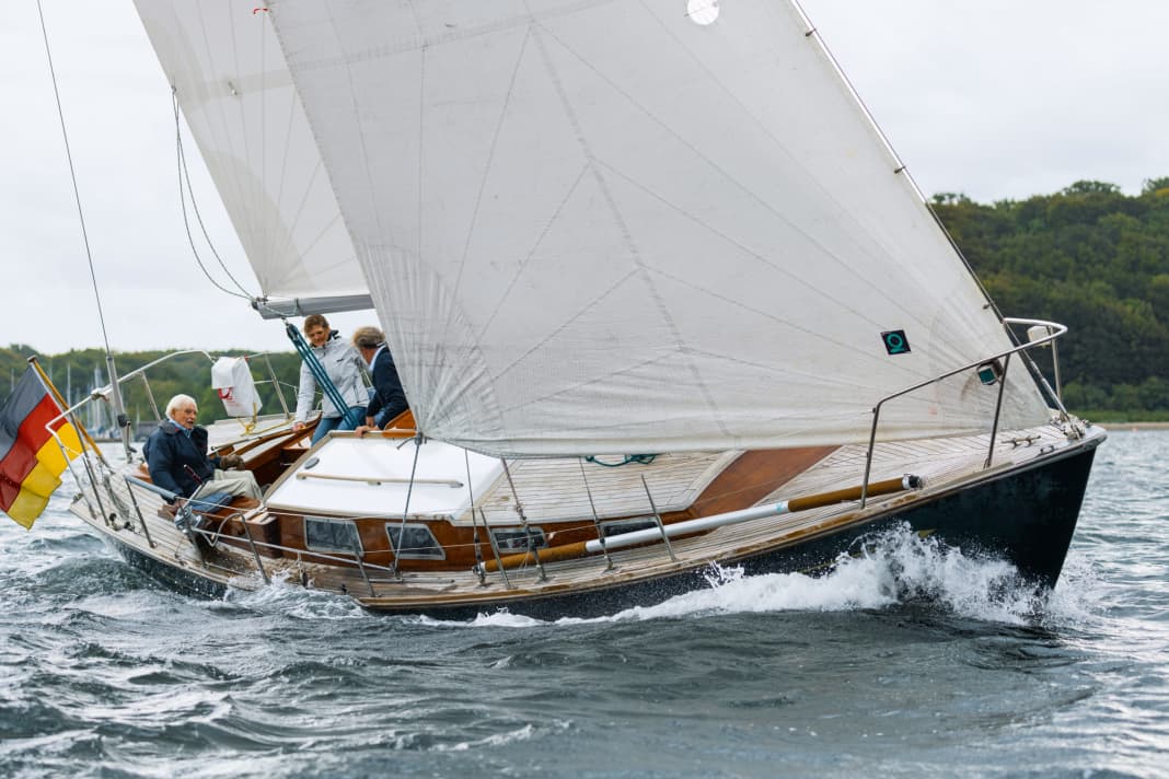 Un vrai plaisir : avec sa grand-voile et son génois, le "Hans Uhl" navigue à vive allure sur le fjord de Flensburg.