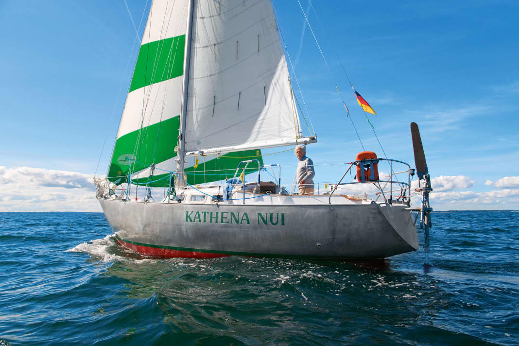 Ein Mann und sein Boot: Wilfried Erdmann auf der „Kathena nui“ bei einem Schlag auf der Ostsee