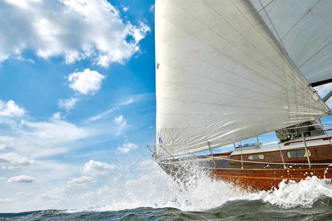 Dans son élément. La construction Bill-Tripp type "Götz" alias "Kleine Brise" en régate