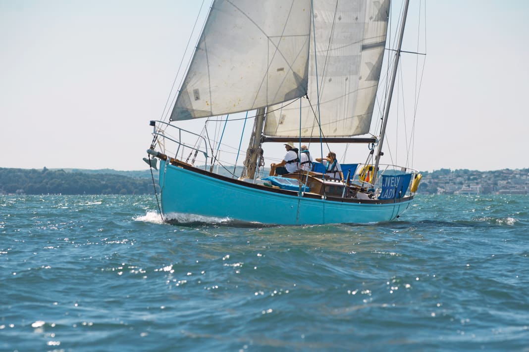 Der partiell restaurierte hölzerne Langkieler unterwegs auf dem Solent, wo Rose lebte, startete und seine Weltumsegelung beendete