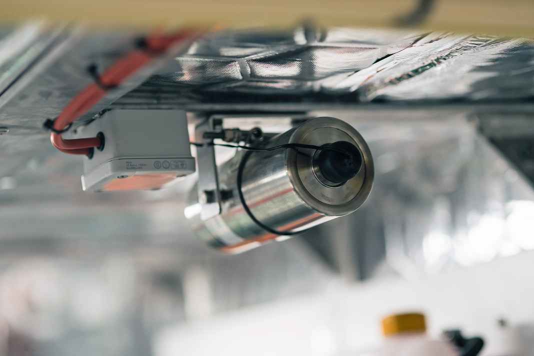 Automatische Feuerlöschsysteme in Maschinenräumen verwenden häufig CO². Sie  werden üblicherweise nicht undicht, dennoch ist ein Melder dort unbedingt sinnvoll