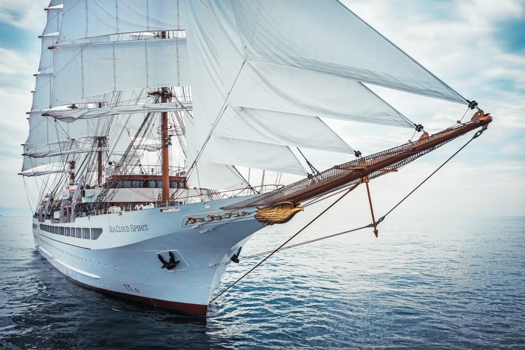 A proud sight: A five-metre-long and 700-kilogram gilded golden eagle made of iroko wood adorns the stern of the 138-metre-long "Sea Cloud Spirit" as a figurehead