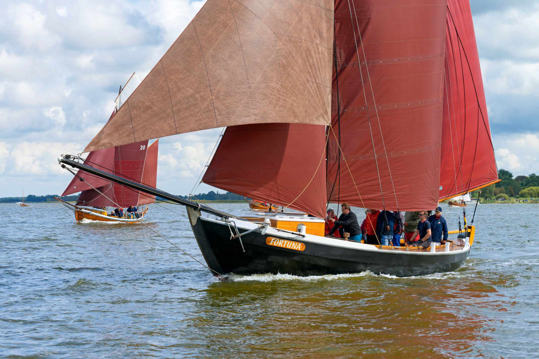 Autrefois à la pêche au flet sur la côte extérieure, "Fortuna" est ici en route pour une régate sur le Bodstedter Bodden.