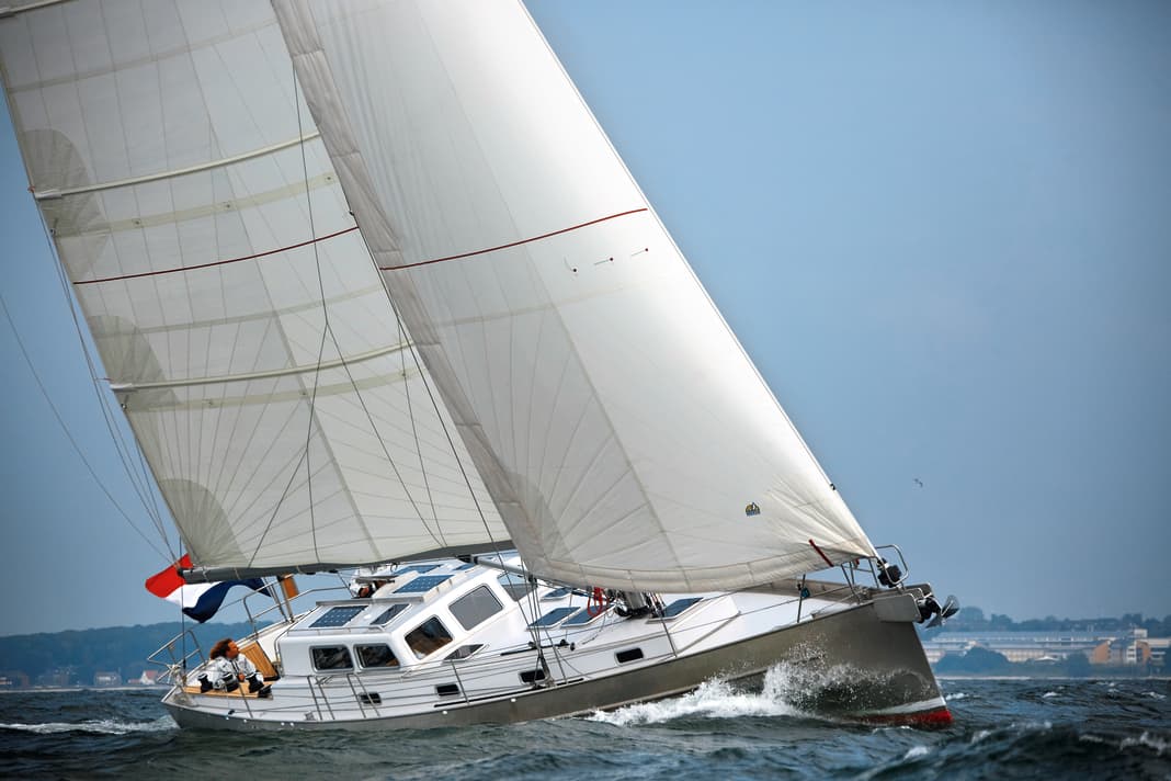 Difesa in mare: tuga, parapetto a piede alto, armo a cutter e zavorra in abbondanza creano sicurezza