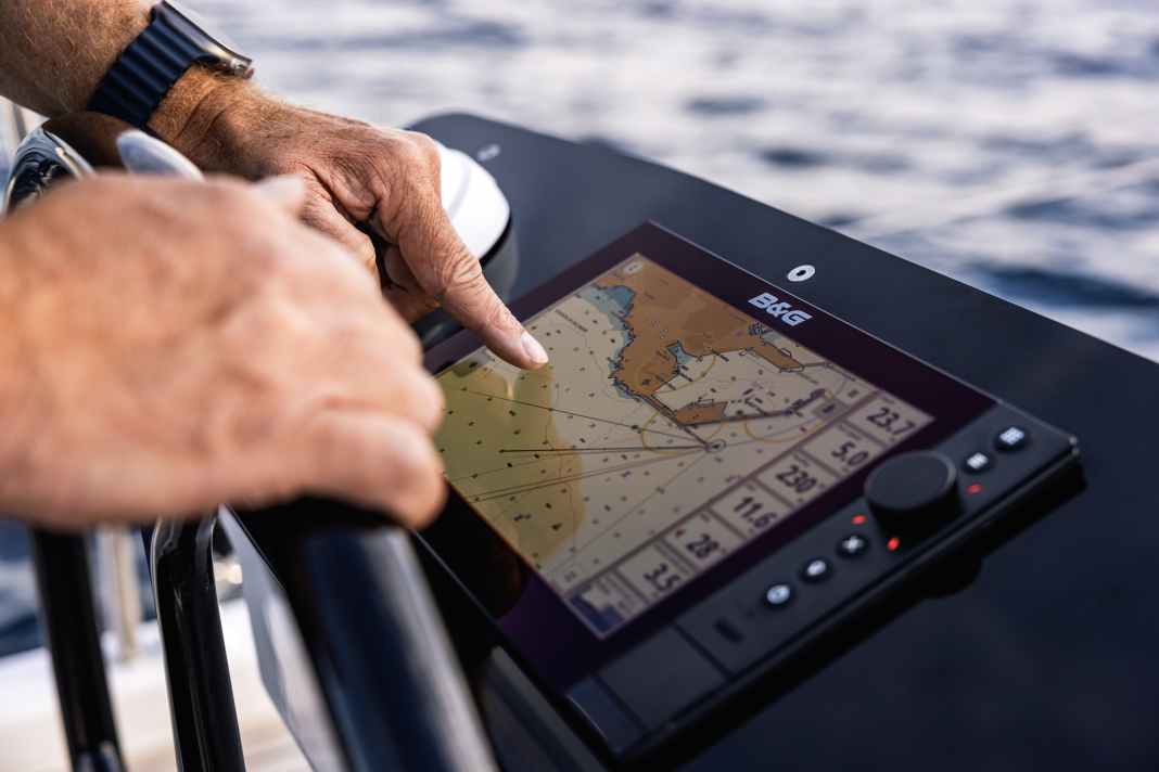 Der Zeus SR lässt sich per Multitouch oder über den Dreh-Drück-Knopf steuern, einen Joystick besitzt er nicht