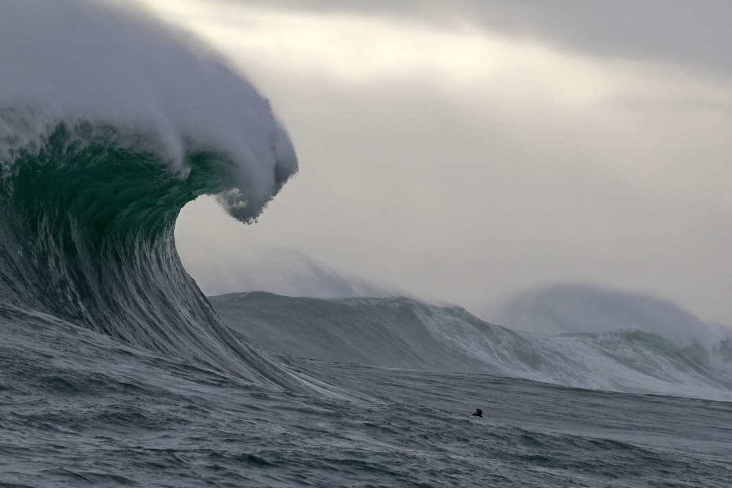 Huge waves with destructive power off Cape Town