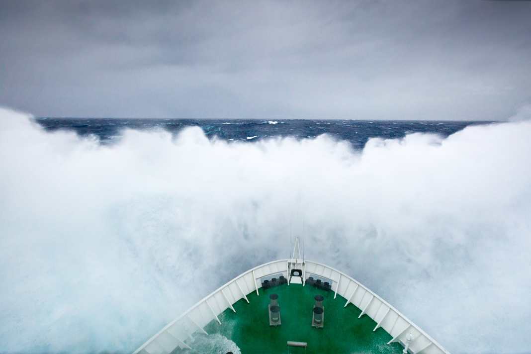 Ein Schiff kracht im Southern Ocean auf eine gewaltige Welle