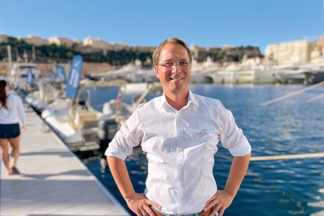 Di buon umore: André Hofmann lavora nel settore marketing e vendite di Wolz Nautic e, insieme ai suoi colleghi, ha guidato il passaggio dal teak di Birmania in una fase iniziale