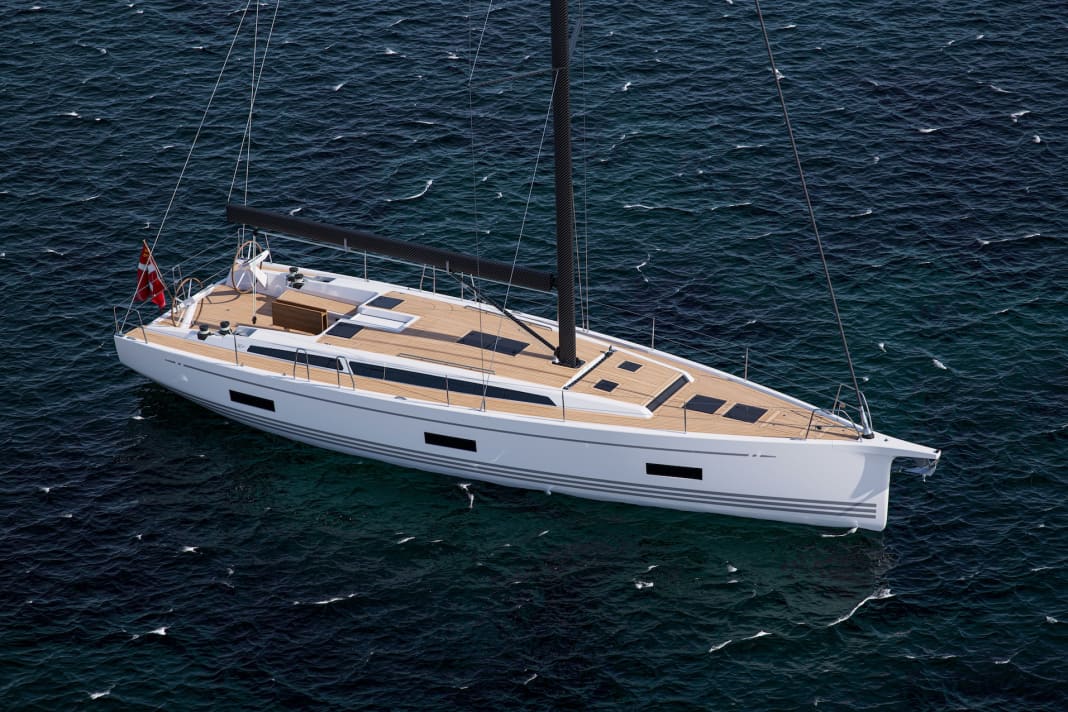 Unmistakably X-Yachts: elongated lines, long and flat cabin superstructure, pleasing appearance