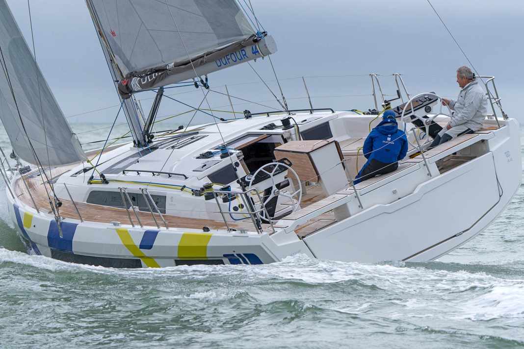 Wide stern, stretched cabin superstructure and a strongly indented deck edge. These are the characteristic features of the new Dufour 44