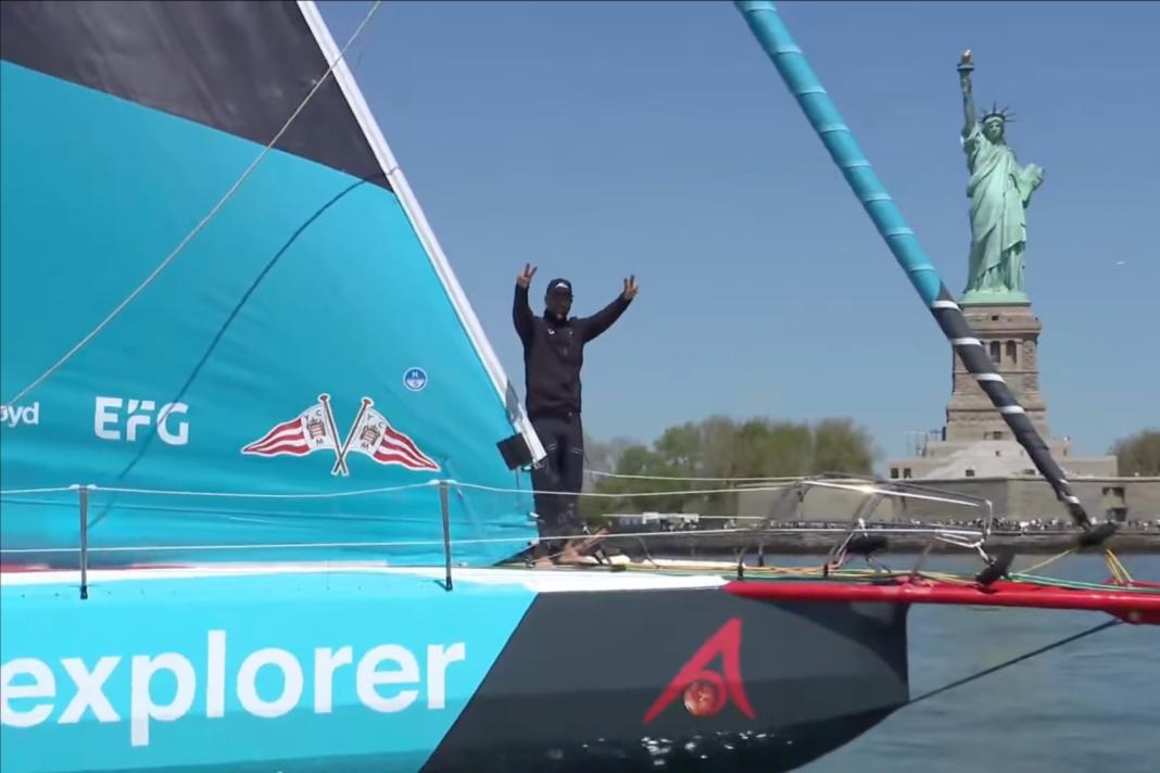 Heureux devant la Statue de la Liberté à New York : le skipper du "Malizia - Seaexplorer" Boris Herrmann