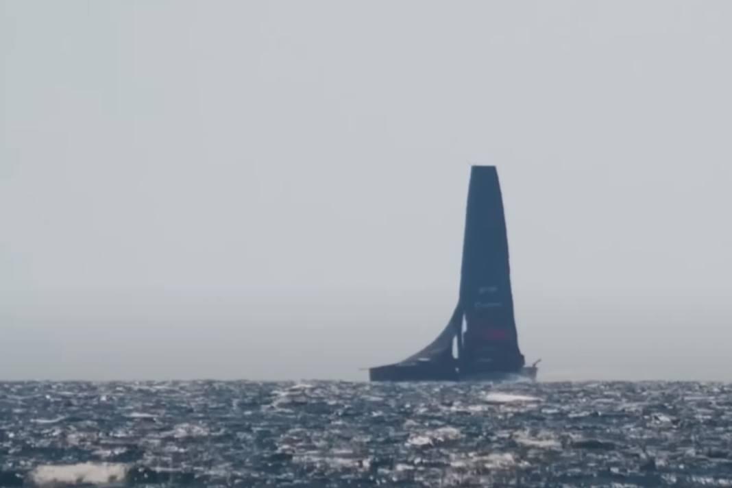 La catastrophe suit son cours, l'étai se relâche