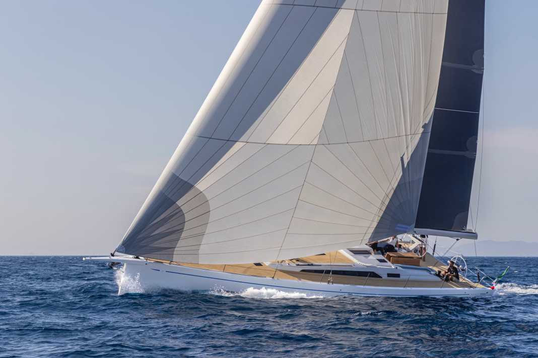 Lange und gestrecke Linien, relativ wenig Freibord, flacher Kajütaufbau. Die Linien der Grand Soleil 52 Performance sind aufregend schön