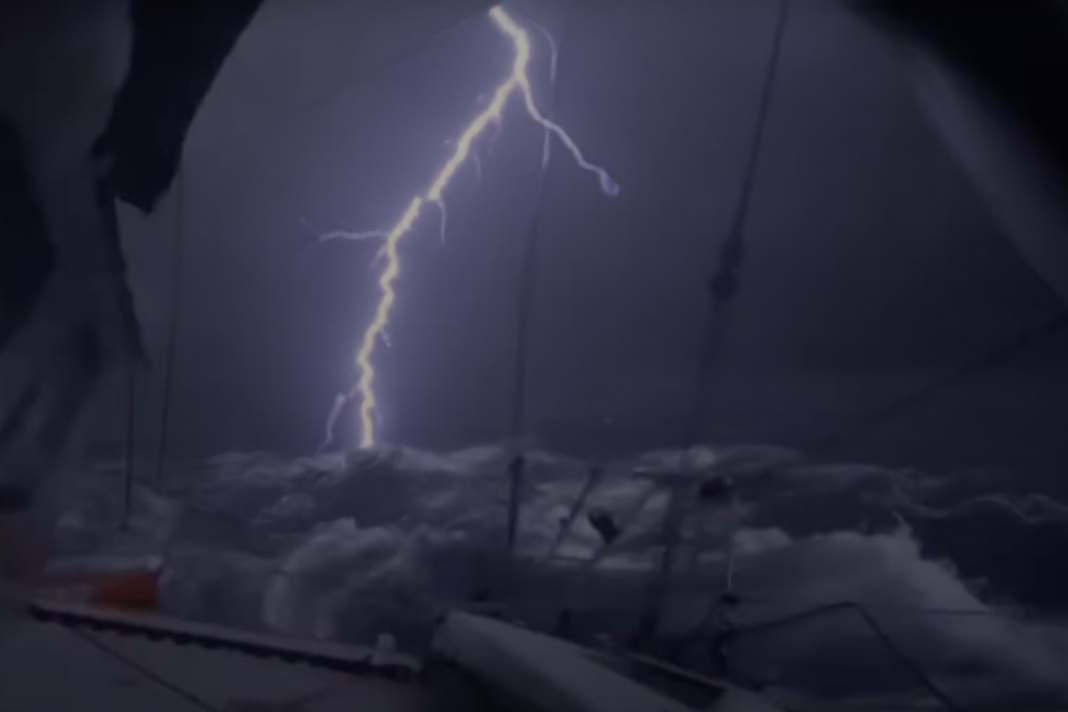 La notte tra il 6 e il 7 gennaio, quando un fulmine si è abbattuto vicino al "Malizia - Seaexplorer", Boris Herrmann si è trovato di fronte a una scena spettrale sotto la pioggia e i temporali.