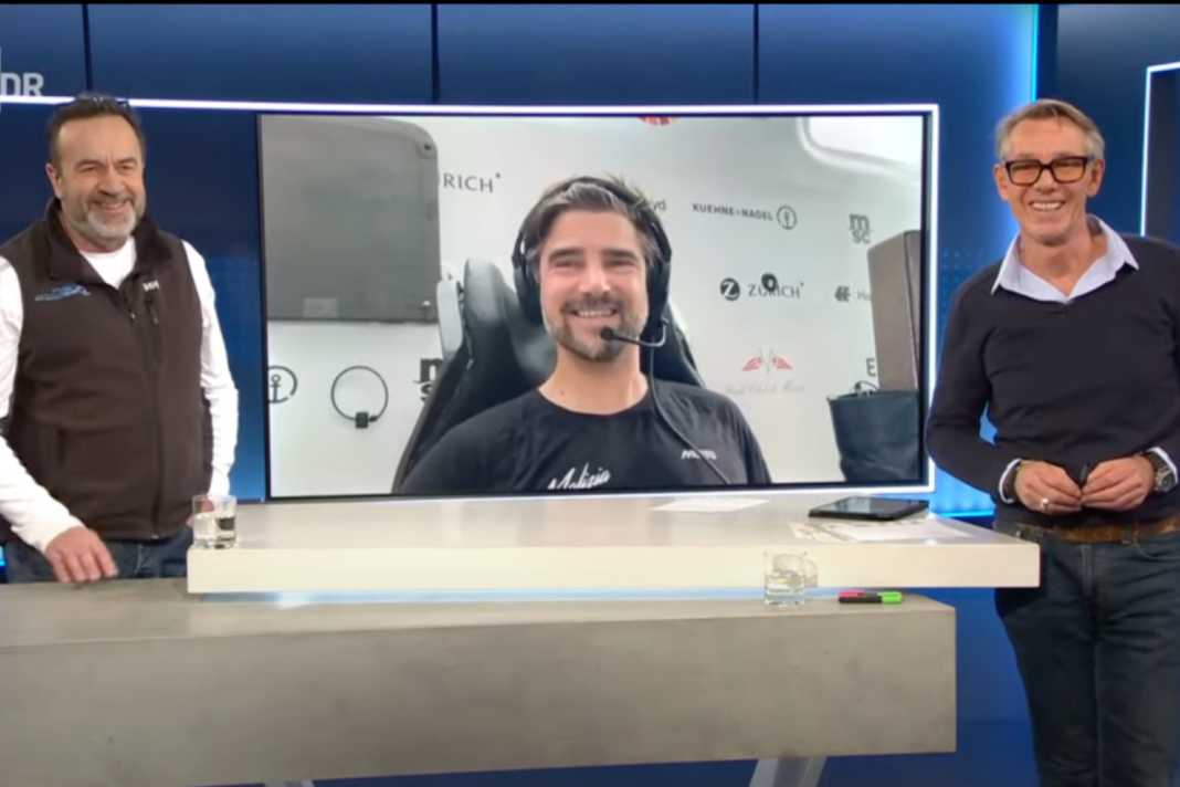 Le présentateur de la NDR Sven Kaulbars (à droite) et l'expert Tim Kröger en conversation avec Boris Herrmann.